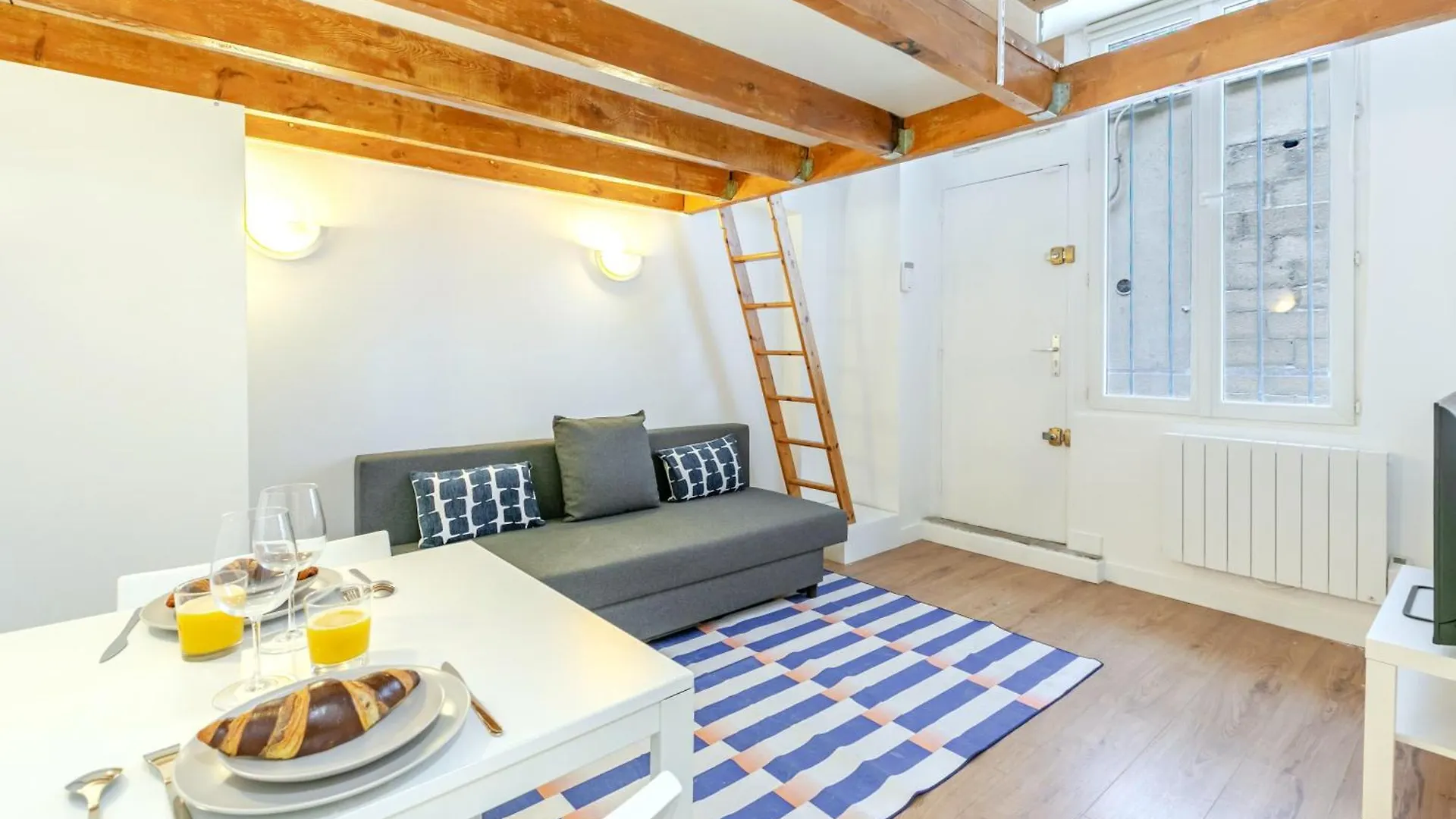 Studio Cool Avec Mezzanine 17Eme Arrondissement Paris 0*,  France